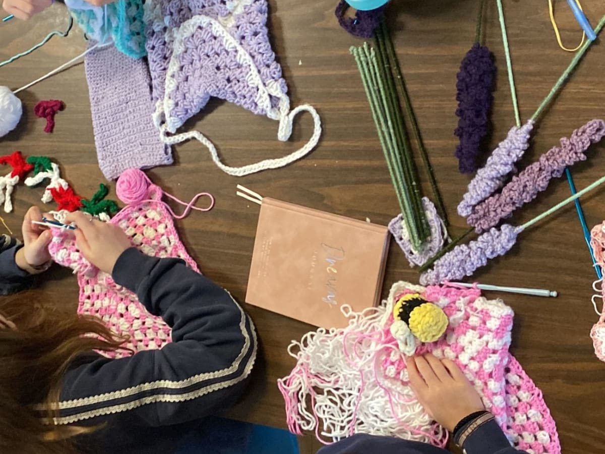 Enfants qui font du crochet