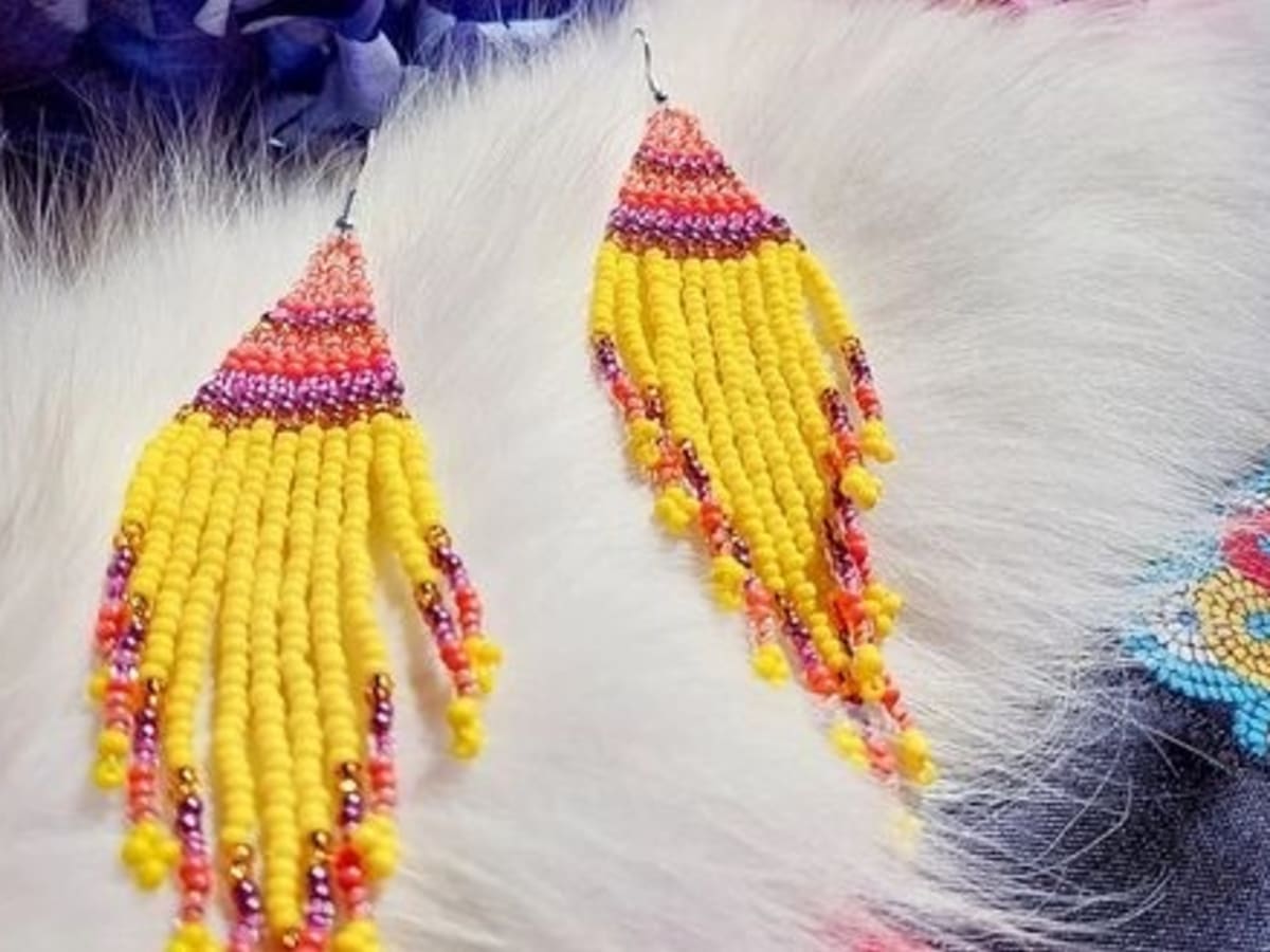 Une photo d'une paire de boucles d'oreille en perlage