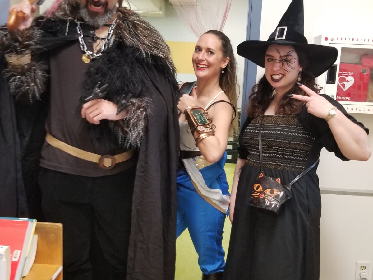 Photo de 3 personnes en costumes d'Halloween (un viking, une sorcière et un personnage du jeu vidéo Fallout)