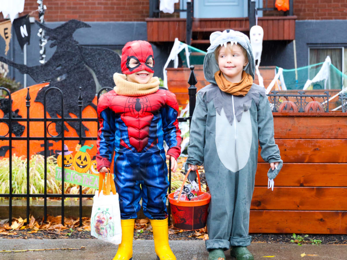Deux enfants déguisés le soir de l'Halloween