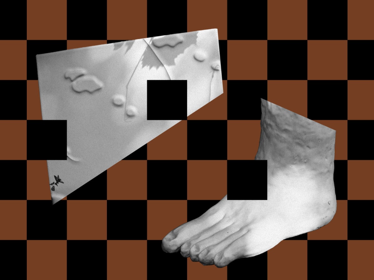 Composition graphique en noir et blanc montrant un pied sculpté et une forme géométrique texturée sur un fond quadrillé noir et brun, avec plusieurs carrés noirs superposés.