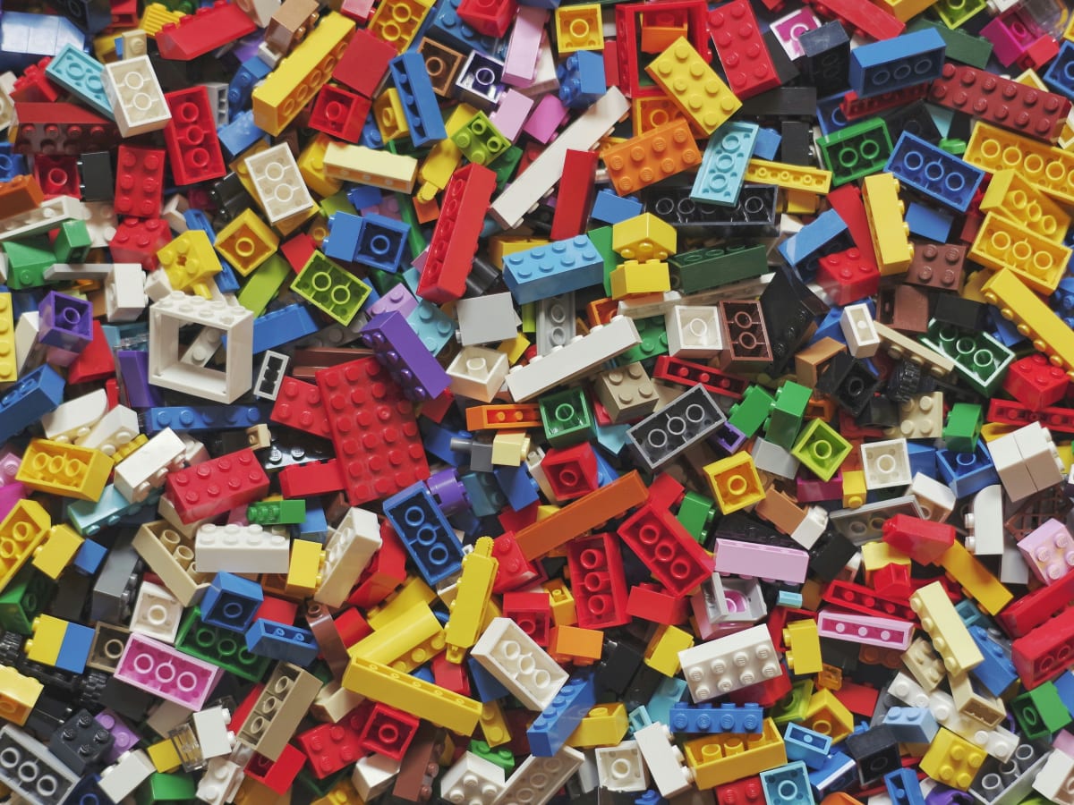 Photo de plusieurs pièces de LEGO colorée