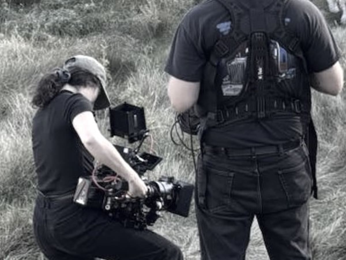 Une équipe technique de cinéma vue de dos