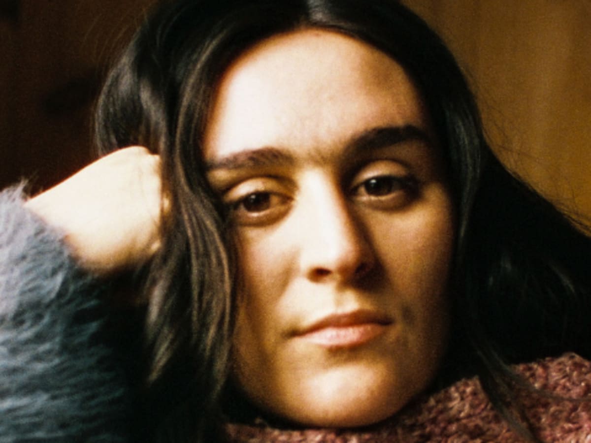 Femme se tenant la tête