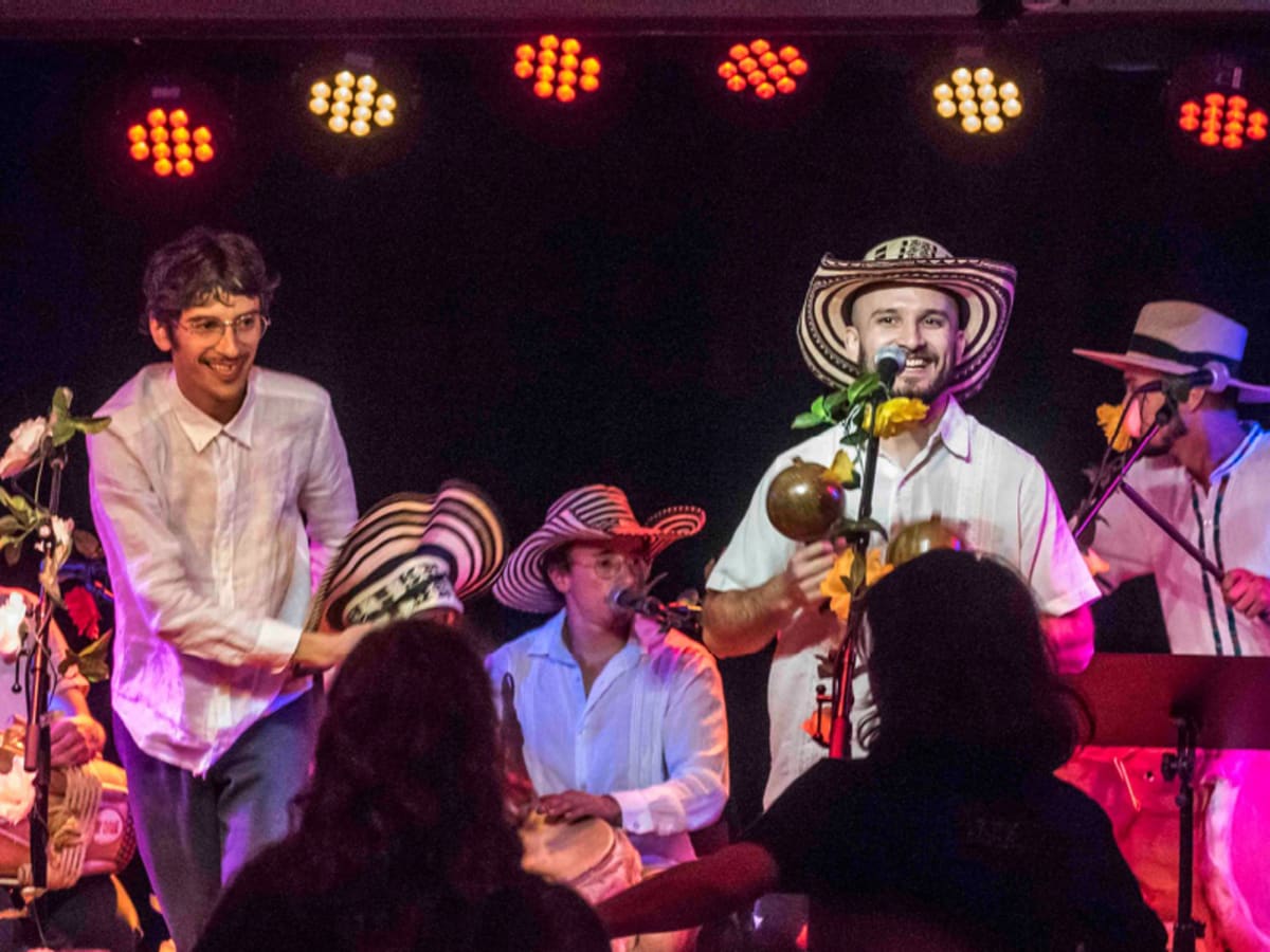 Les artistes du groupe Raíz Viva sur scène