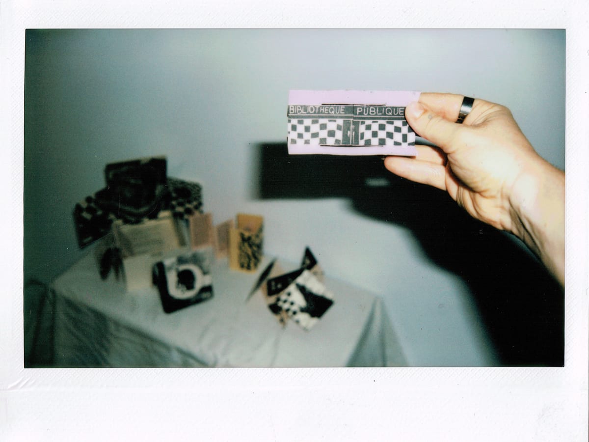 zine dans une main