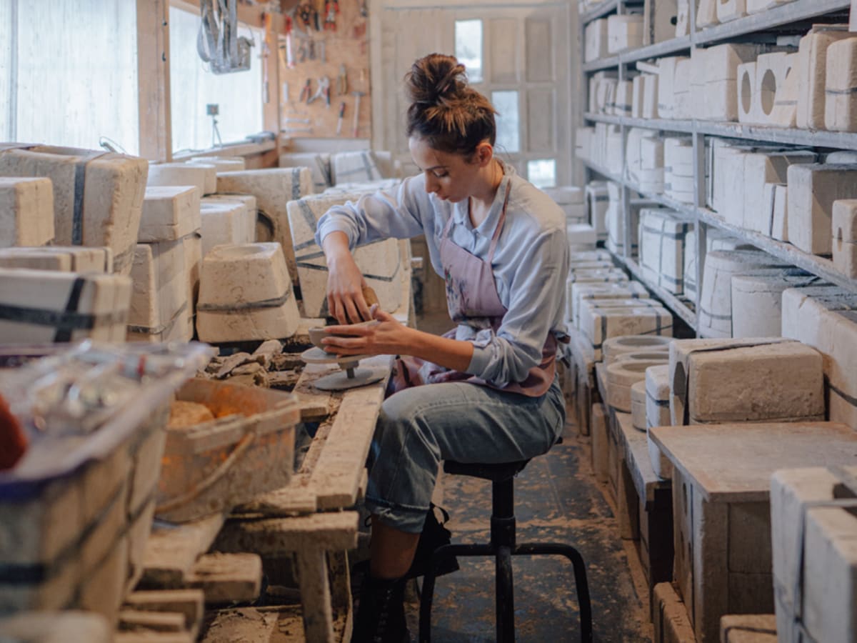 Une artiste au travail dans un atelier.