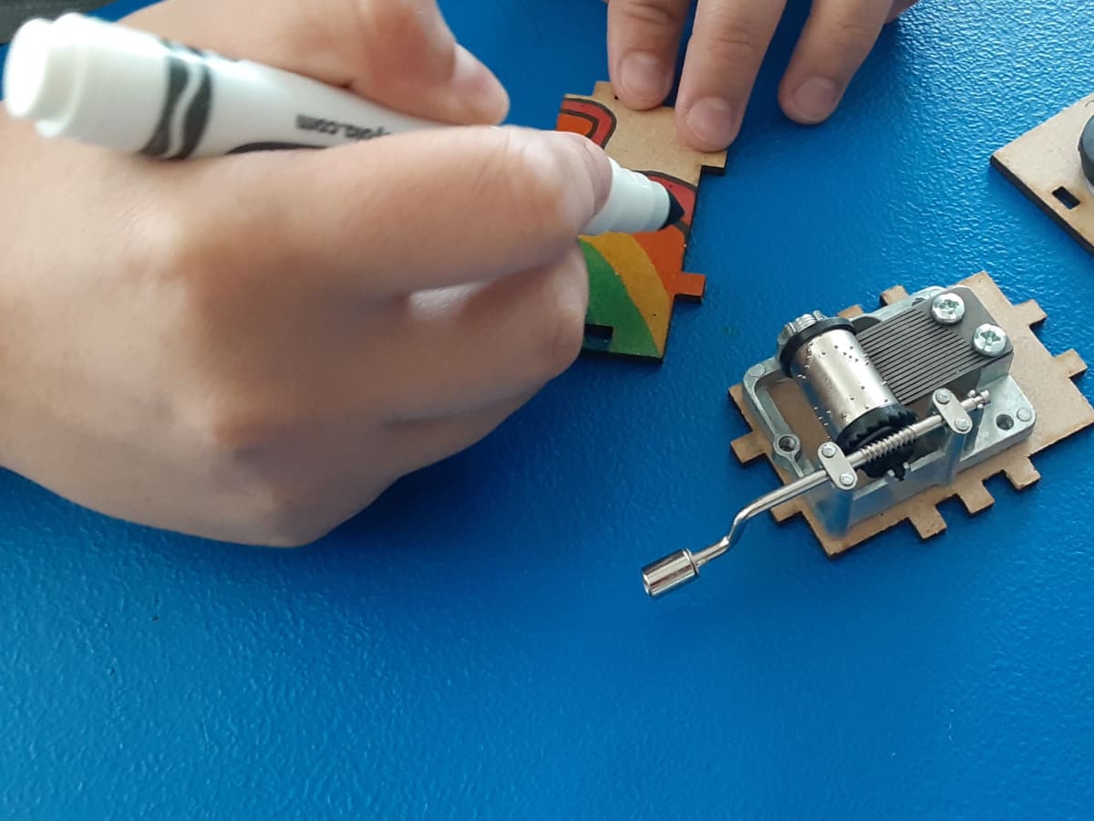 Boîte à musique en cours de fabrication