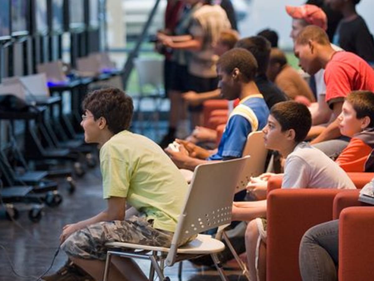 Enfants jouant aux jeux vidéo.