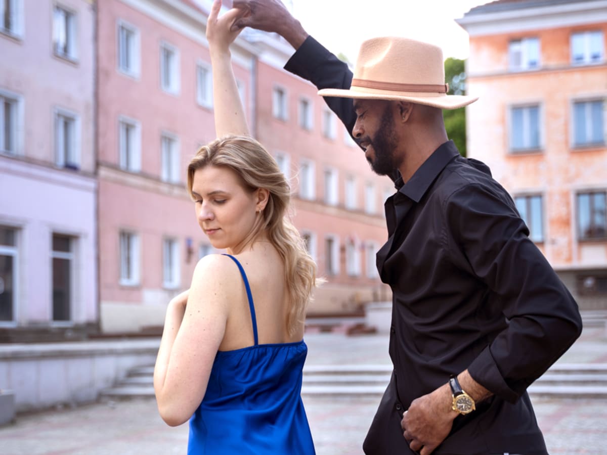 Photo de deux personnes en train de danser