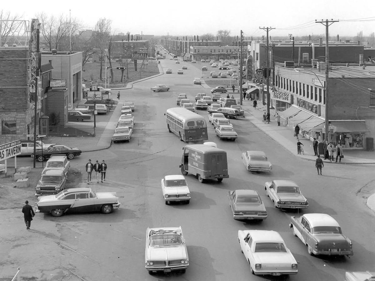 Photo d'époque de voitures circulant sur le boulevard Décarie.