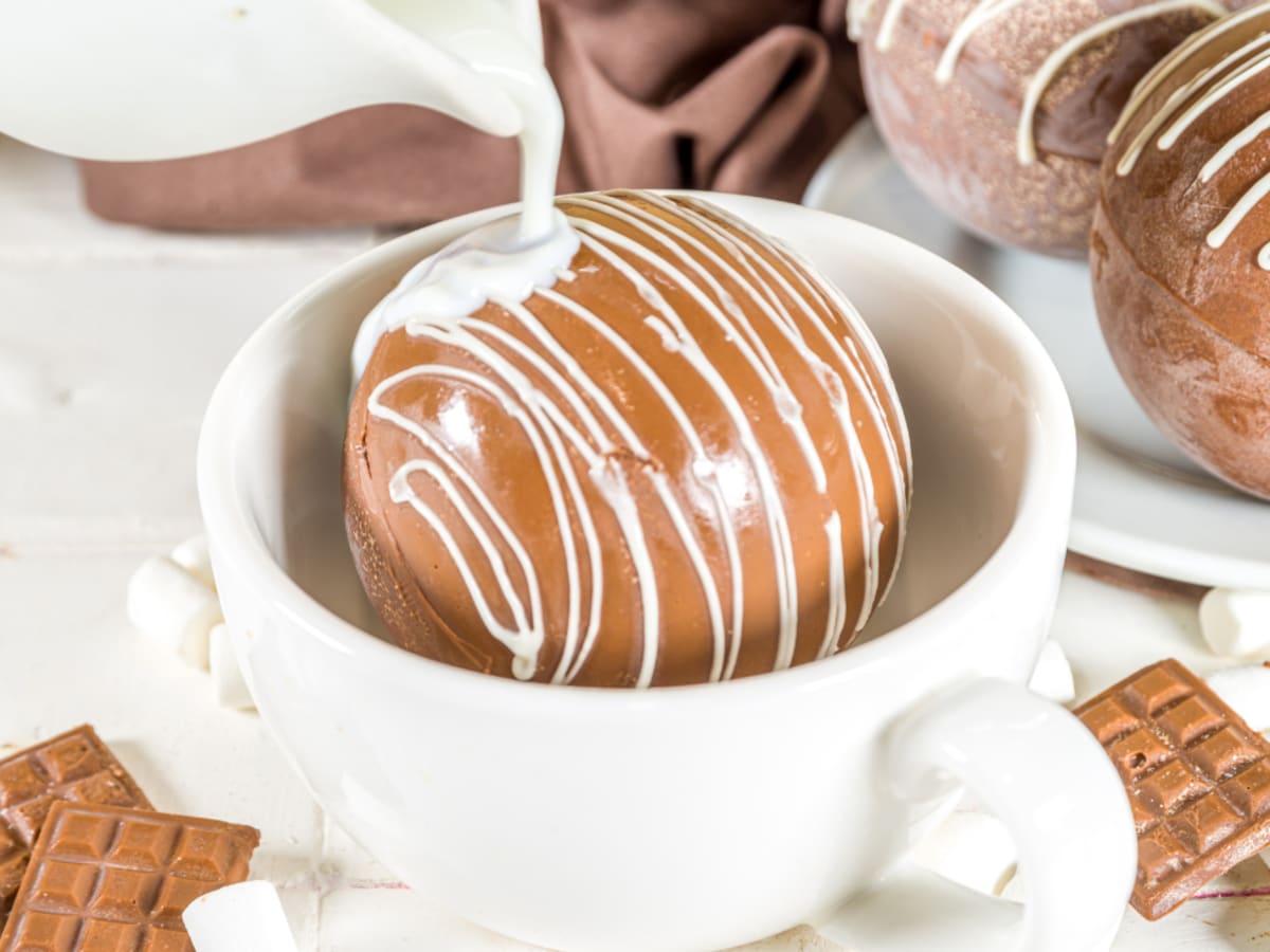 Bombe de chocolat dans un verre avec du lait