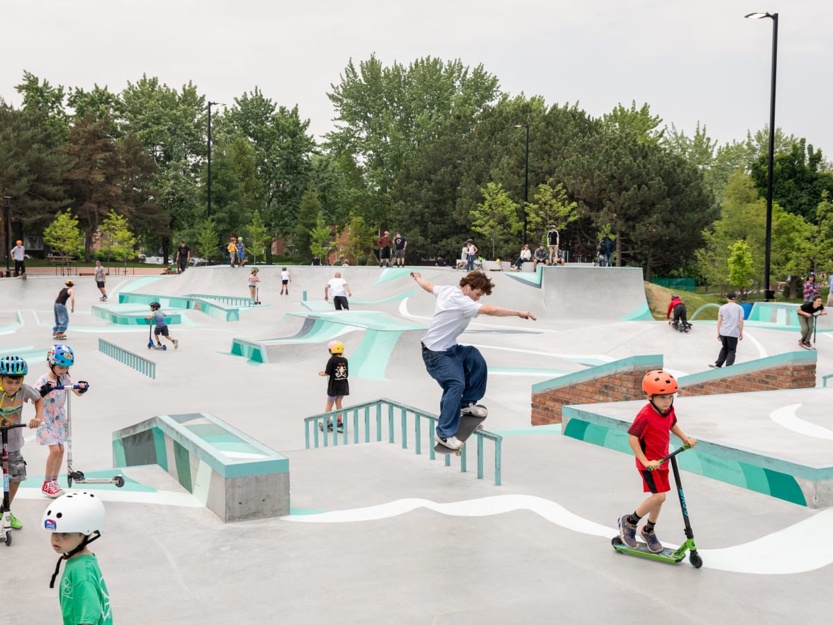 Des jeunes s'amusent au planchodrome du parc Benny