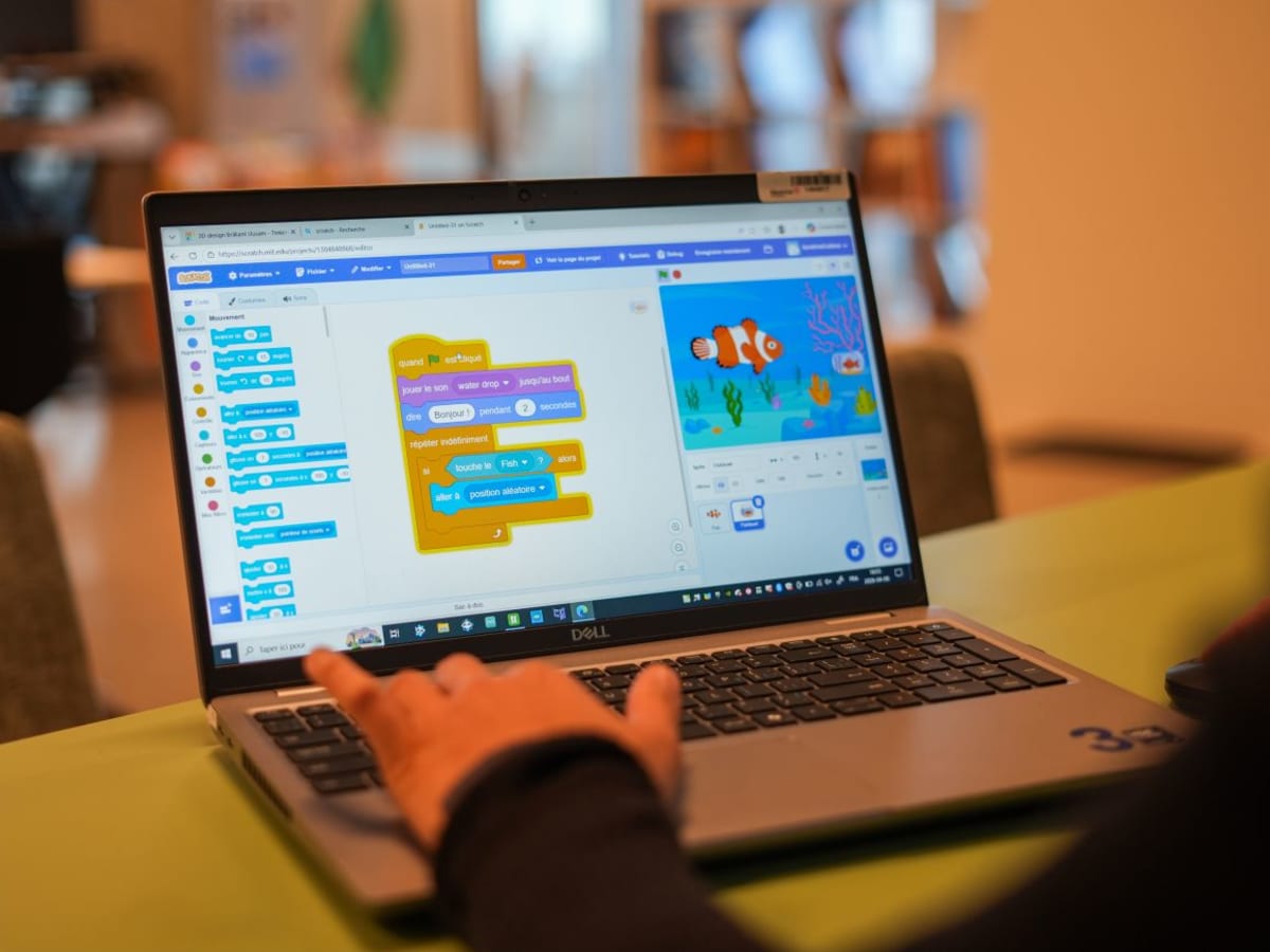 Écran d'ordinateur sur lequel un jeu est en train d'être programmé