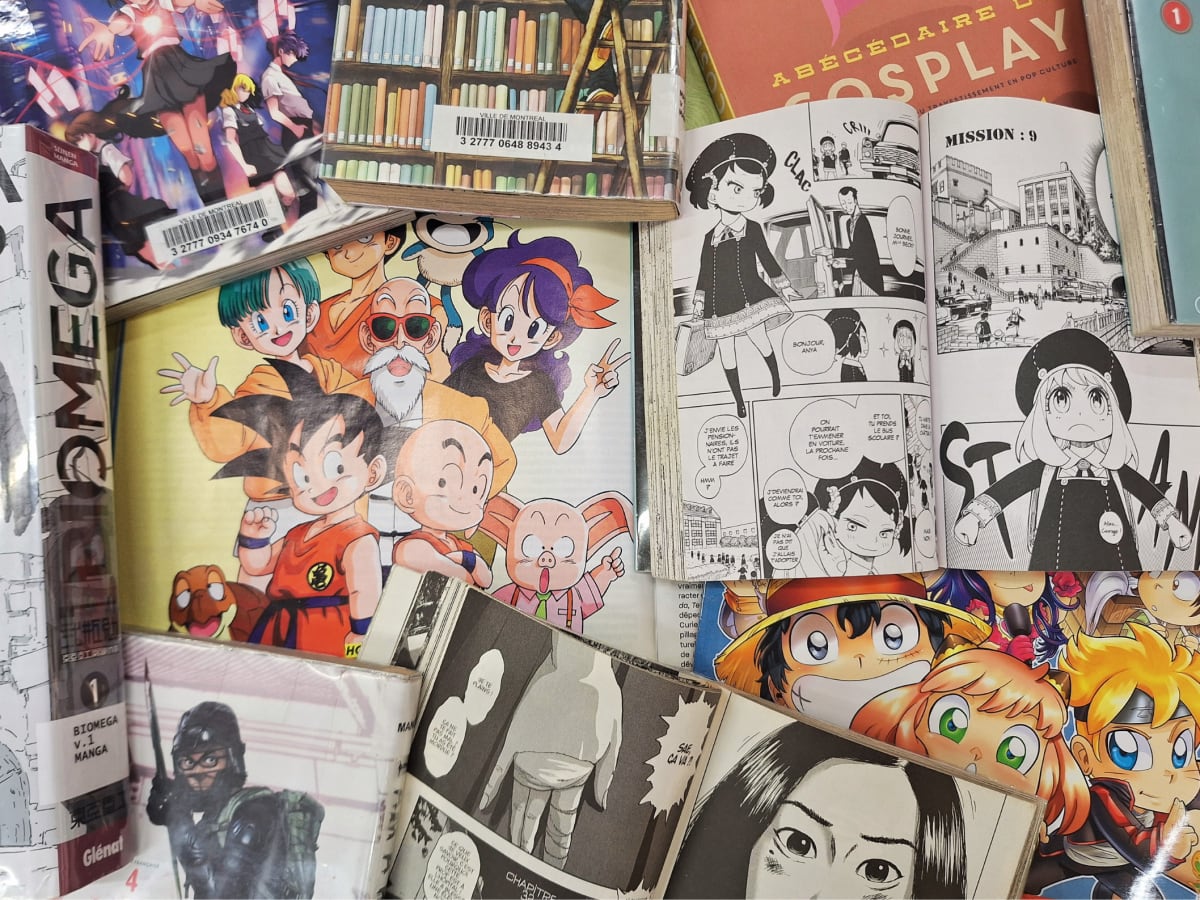 Des mangas sont éparpillés sur une table