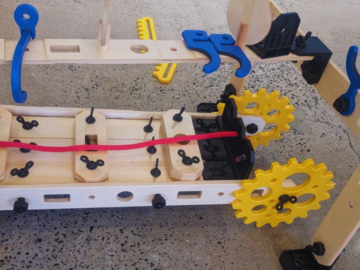 Grosse structure fabriquée en bois et en plastique