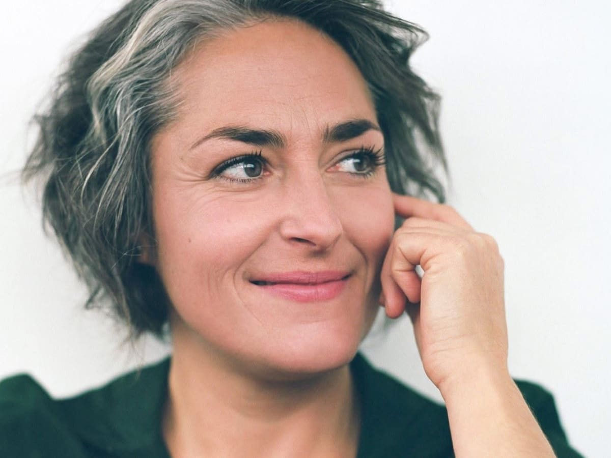 Cette image est un portrait Katy Roy en gros plan photographiée sur un fond uni très clair.
