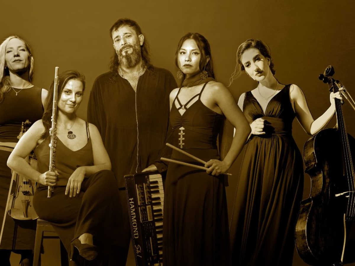 Une photo sépia du quintet avec leurs instruments
