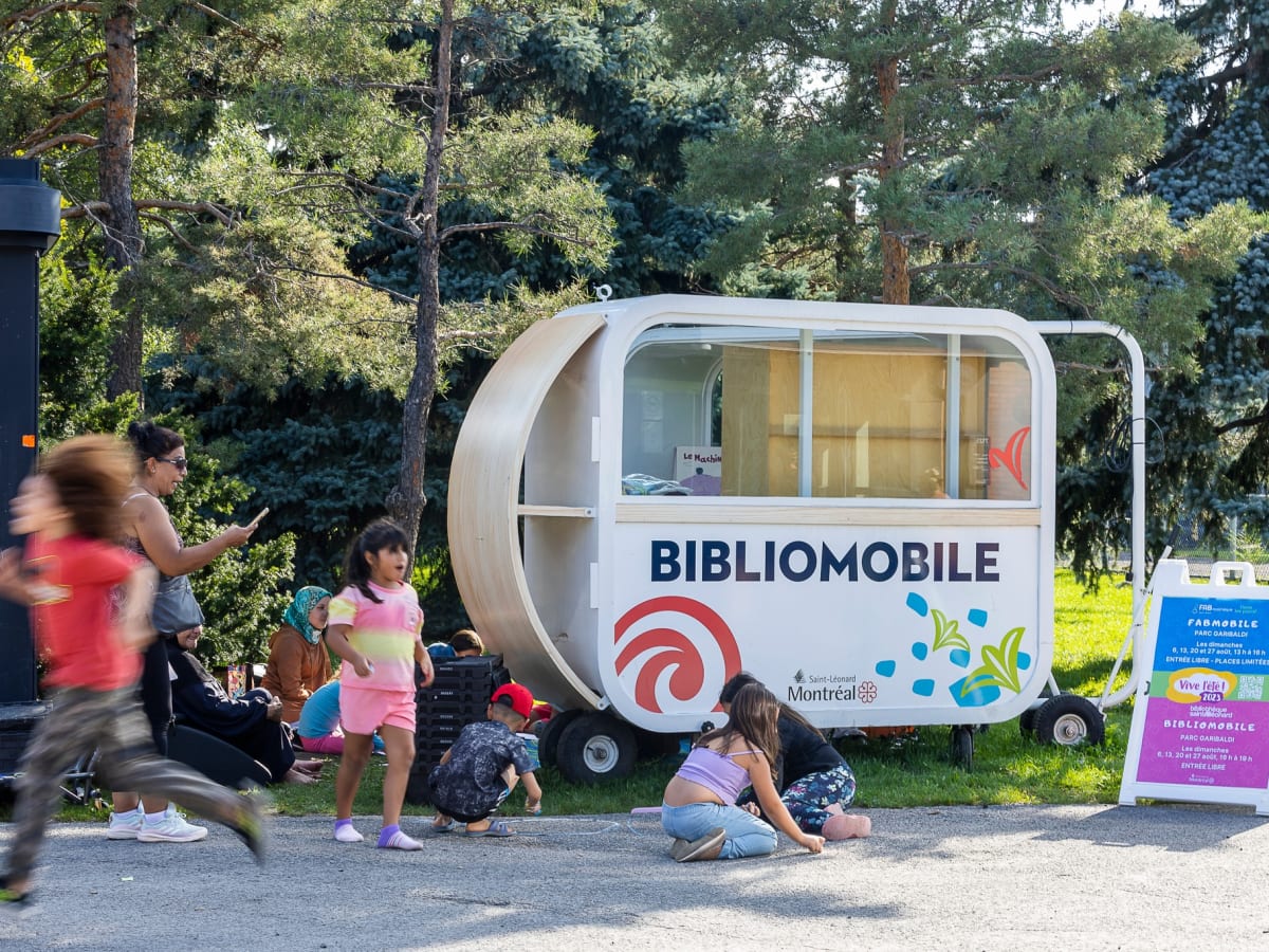 Petite bibliothèque mobile dans un parc.