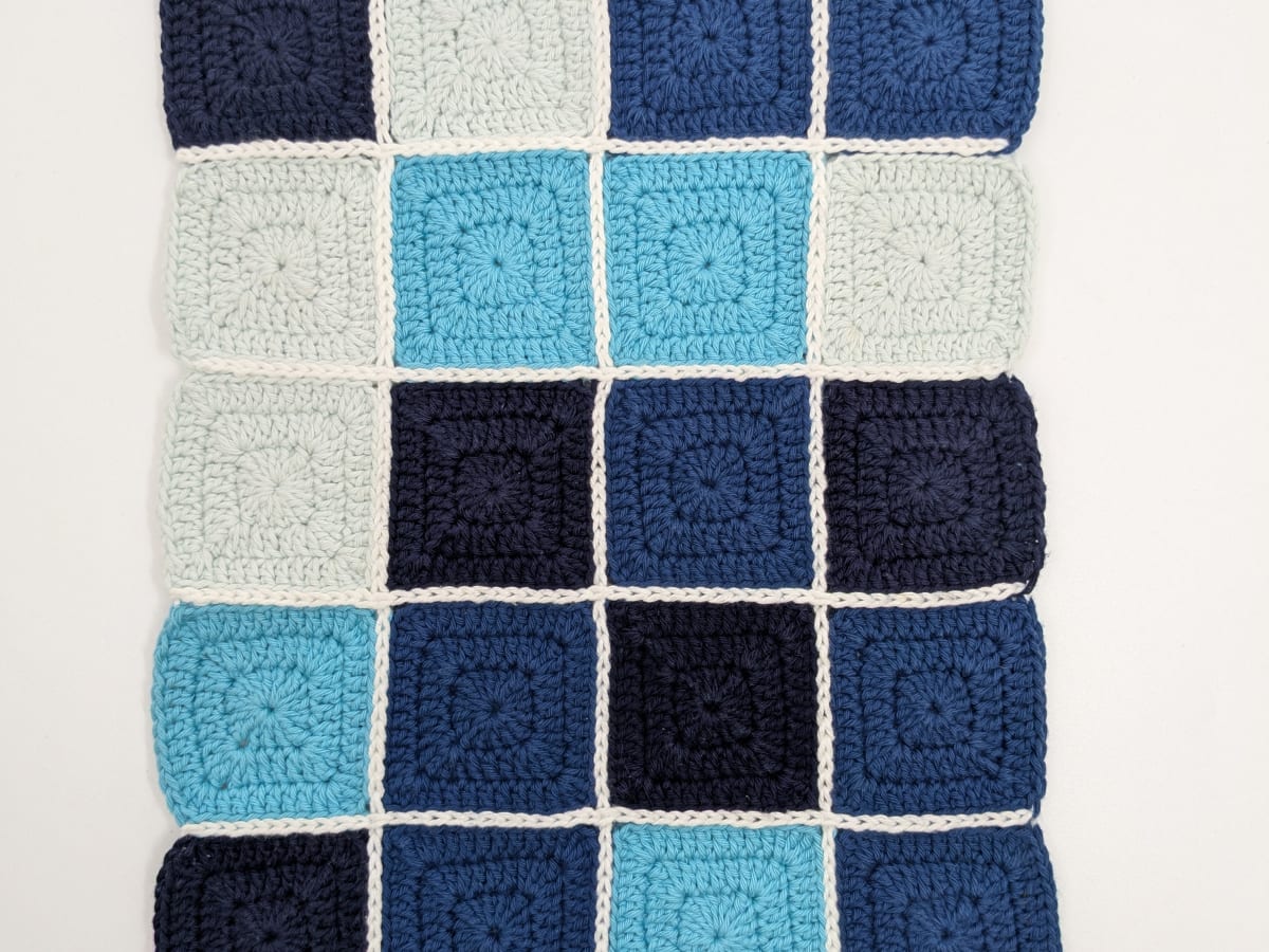 Œuvre au crochet dans des teintes de bleu variées