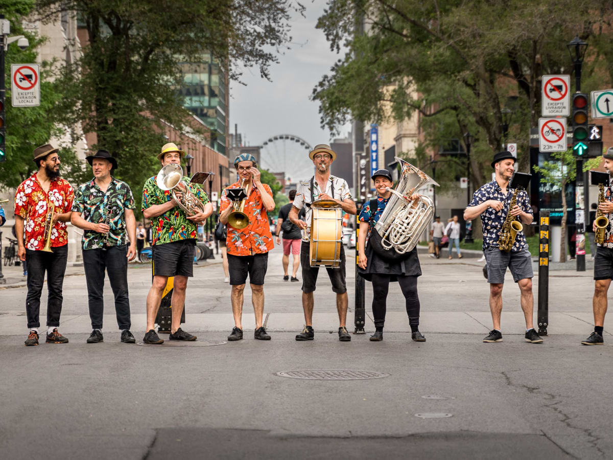 9 musiciens d'instruments cuivres côte-à-côte