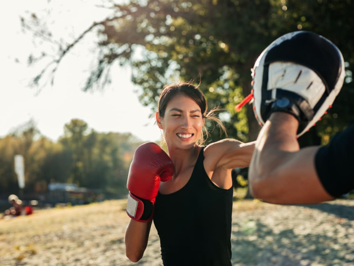 Une personnenqui fait un entraînement de boxe.