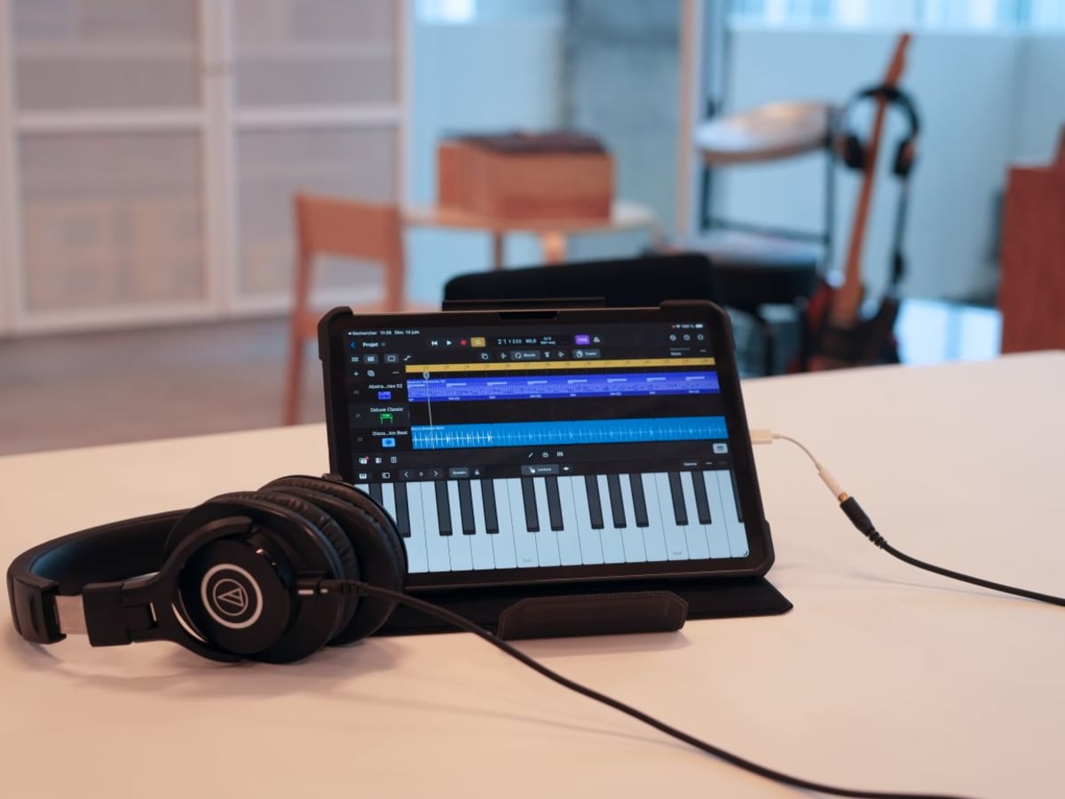 Logiciel de musique pour iPad avec un casque sur la table