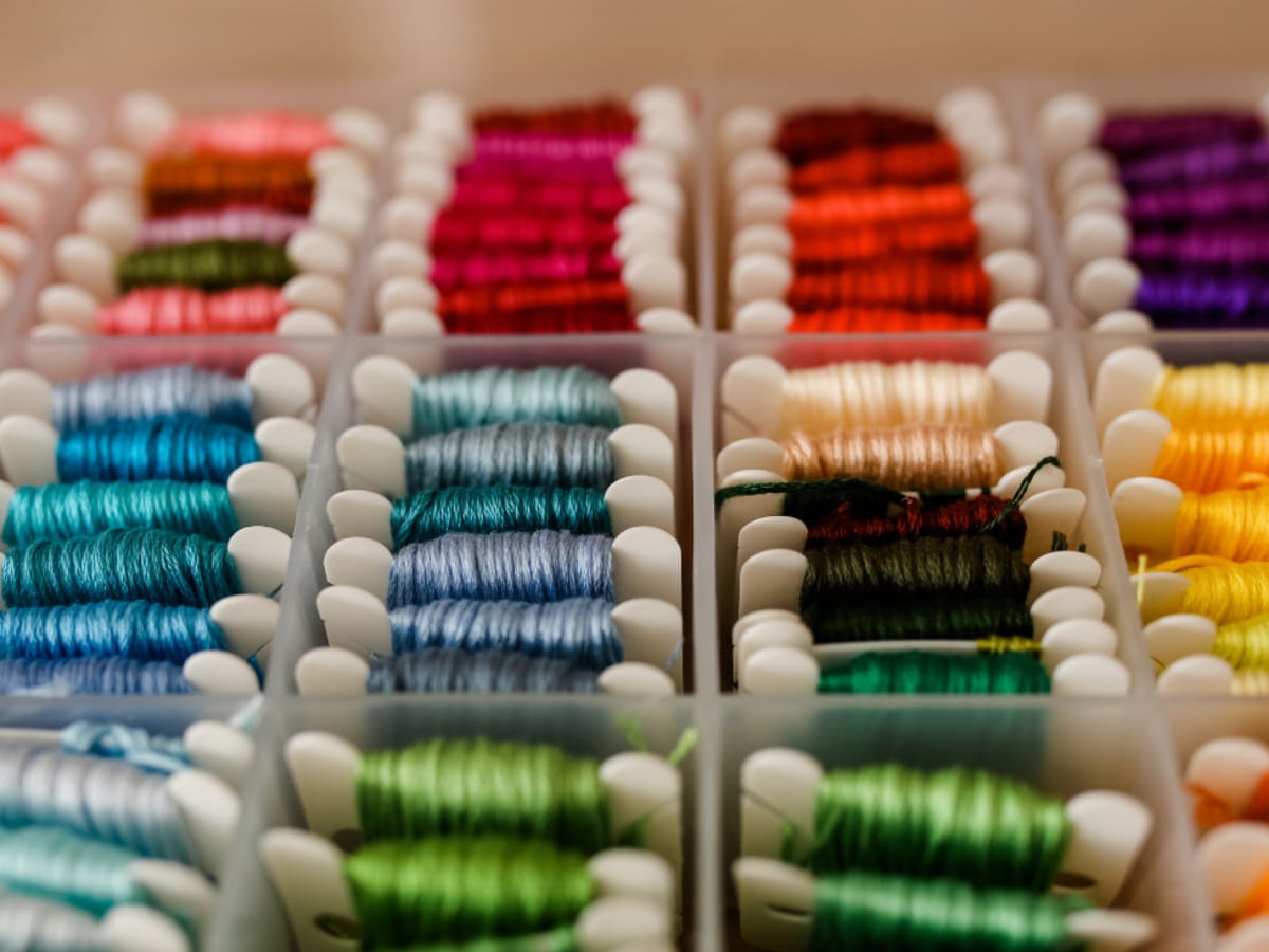 Fils à broder de plusieurs couleurs.