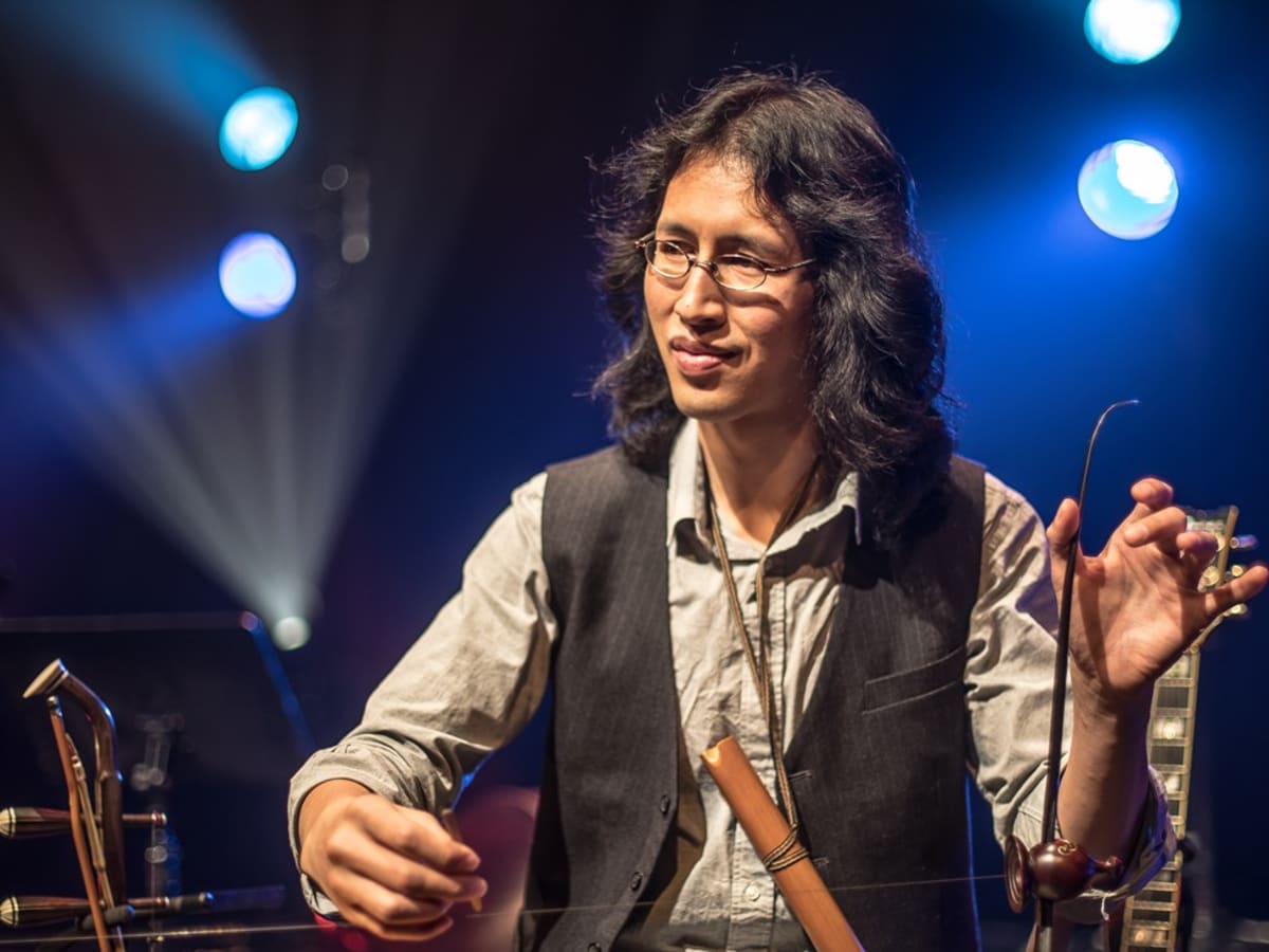 Le musicien Huu Bac sur scène.