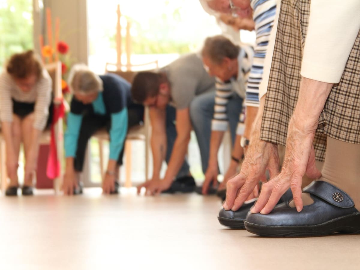 Personnes touchant leurs pieds