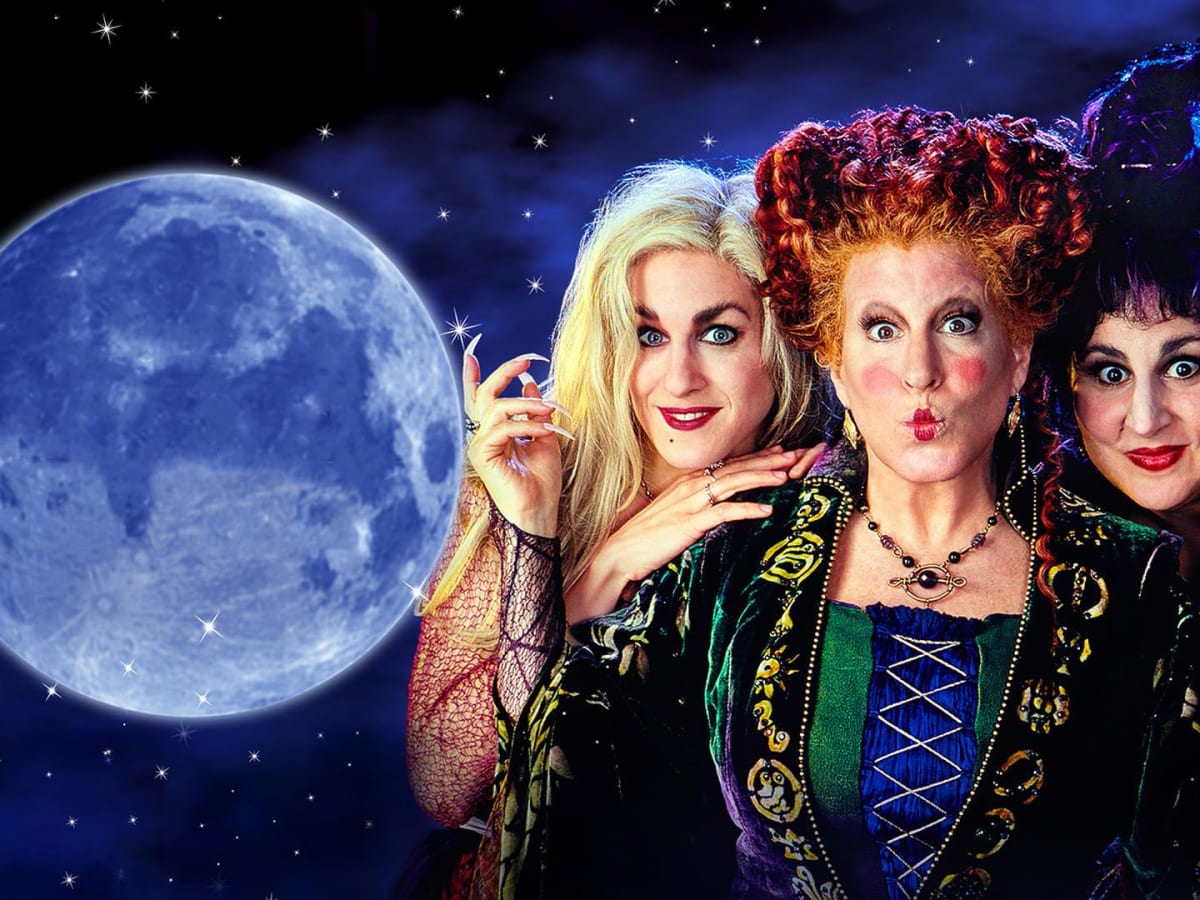 trois femmes ressemblant à des sorcières avec une lune en fond