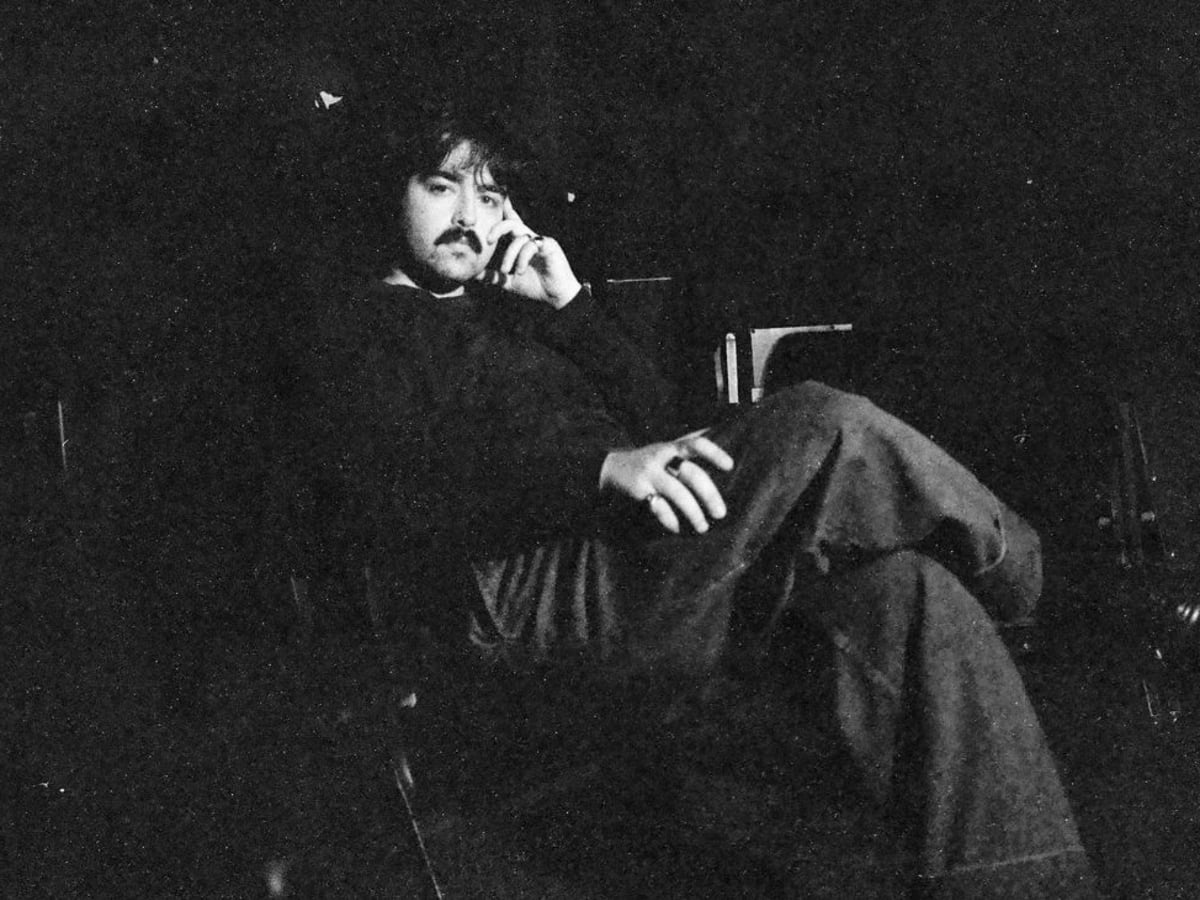 Portrait en noir et blanc de l'artiste