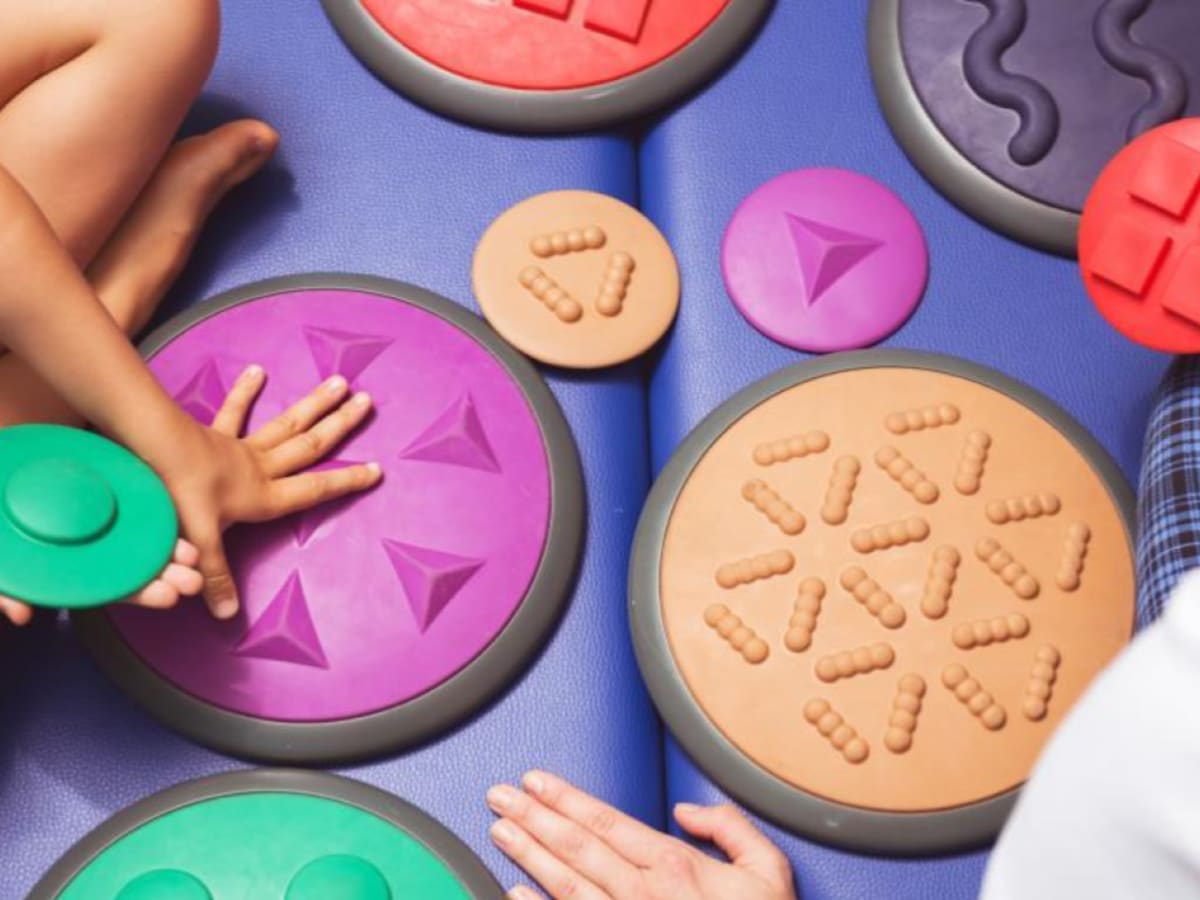 Des enfants touchent des objets ayant différents reliefs