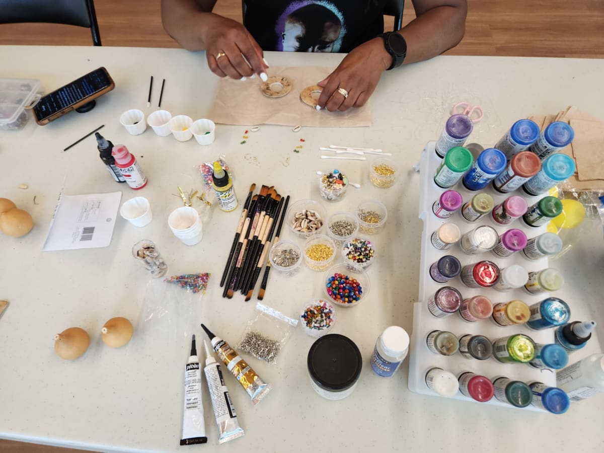 une table remplie d'instruments artistiques