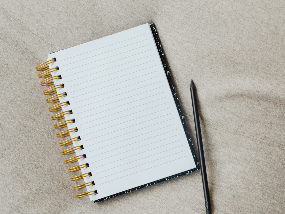 Photo d'un cahier de notes avec un stylo