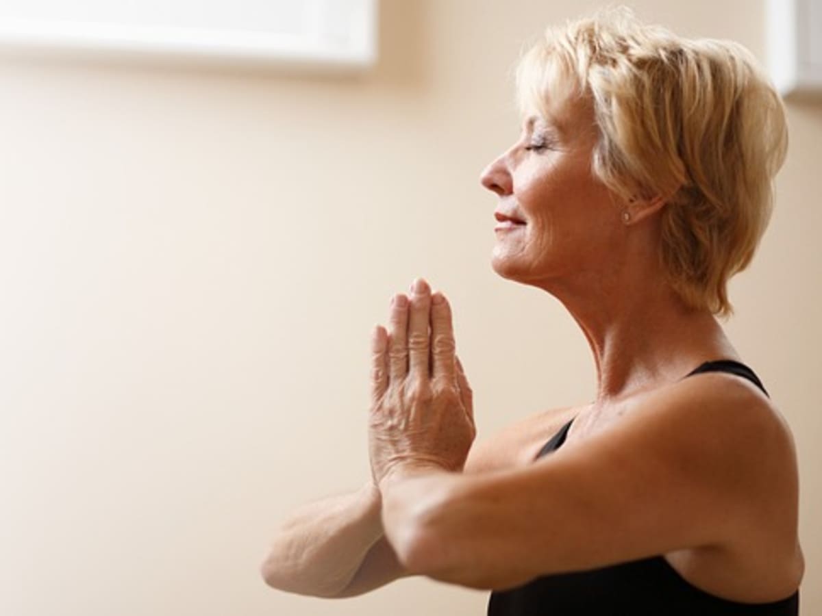 Des adultes participent à un cours de yoga en bibliothèque.