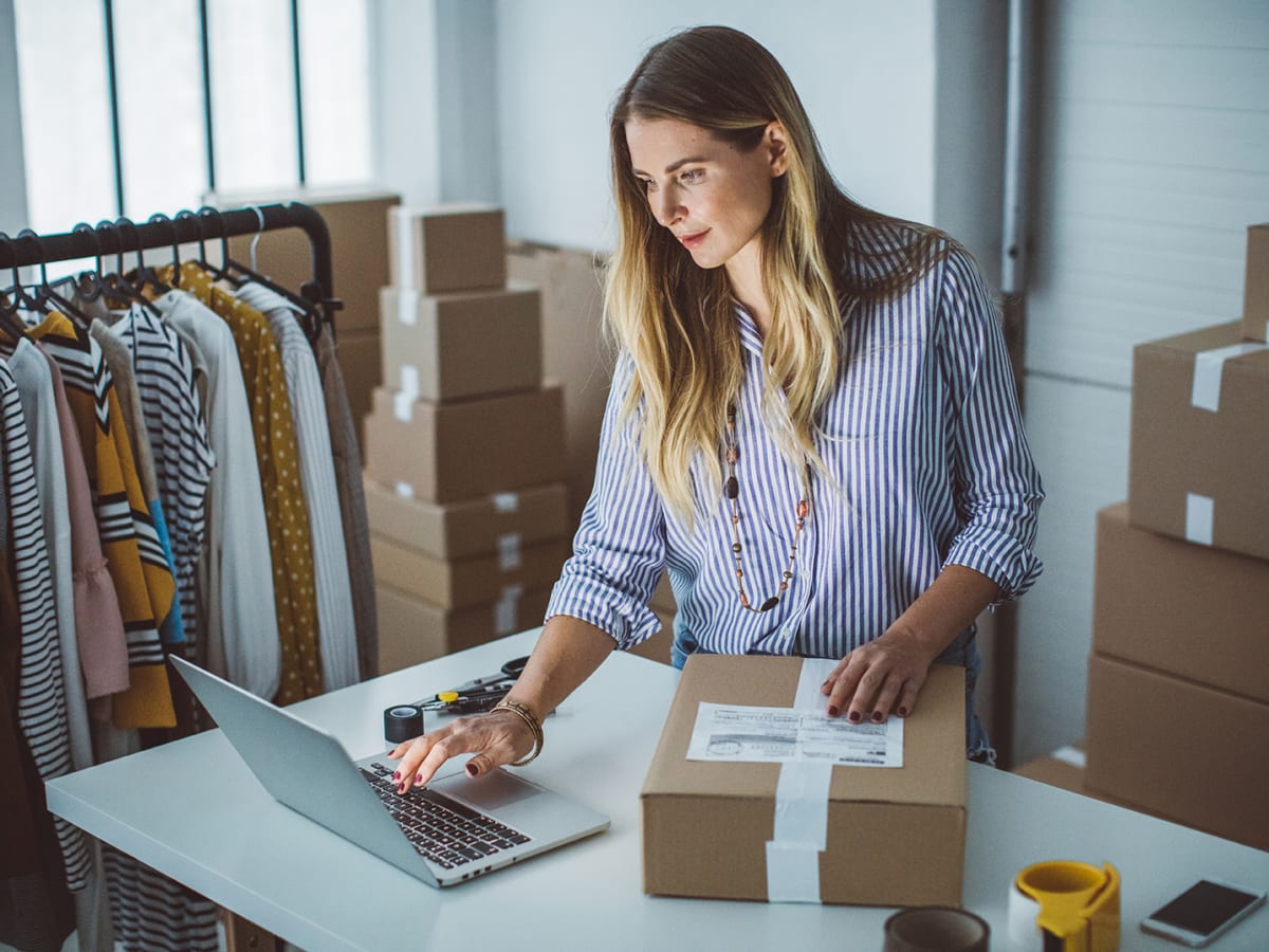 Commerçante qui prépare une commande passée en ligne