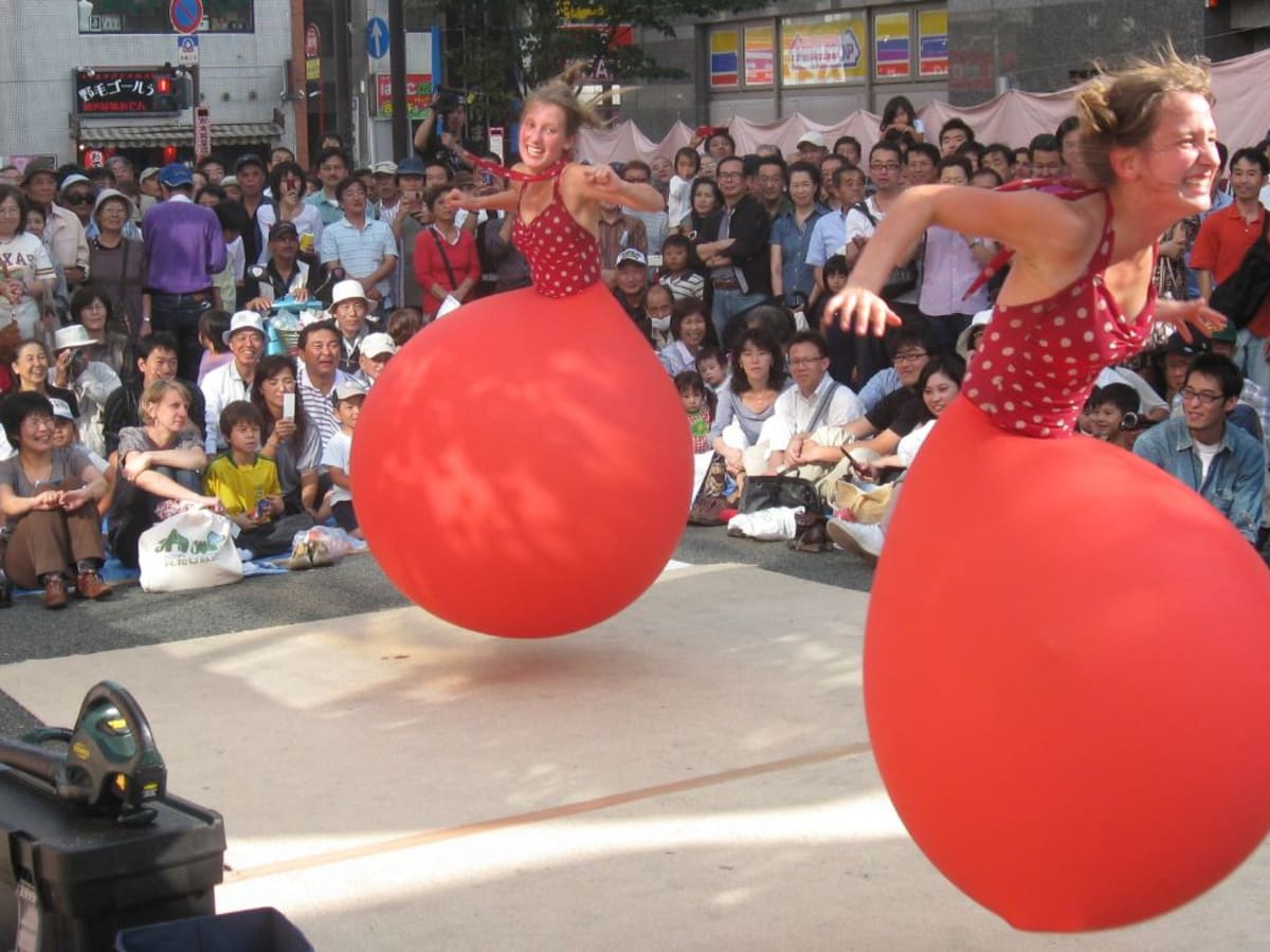 deux soeurs sautent dans des ballons