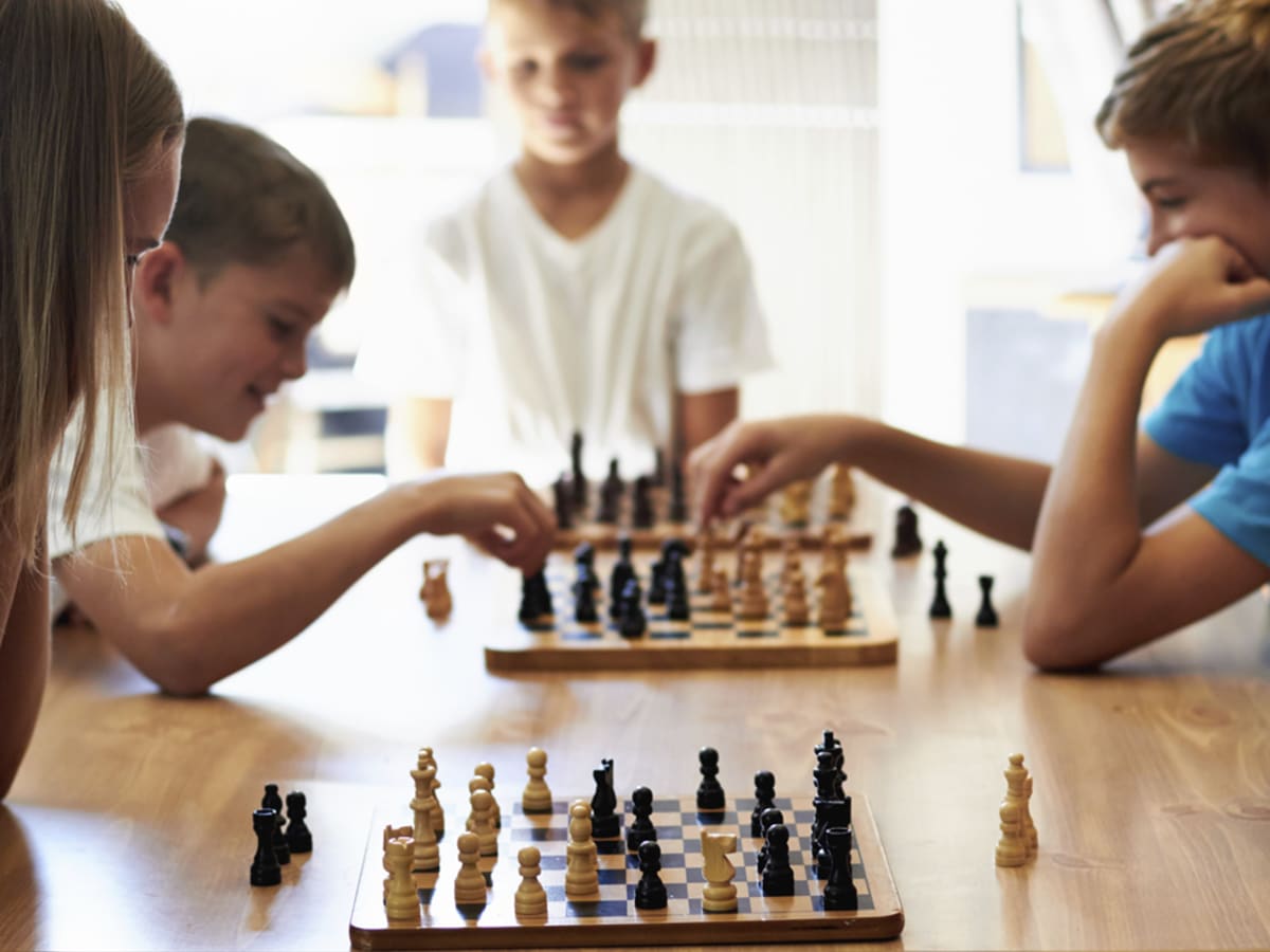Photo de jeunes en train de jouer aux échecs