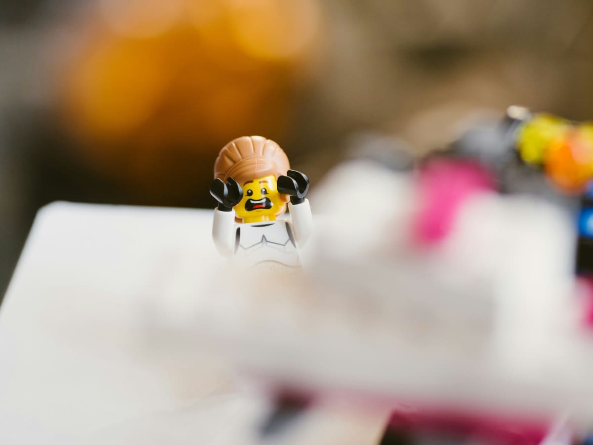 Un personnage LEGO a très peur.