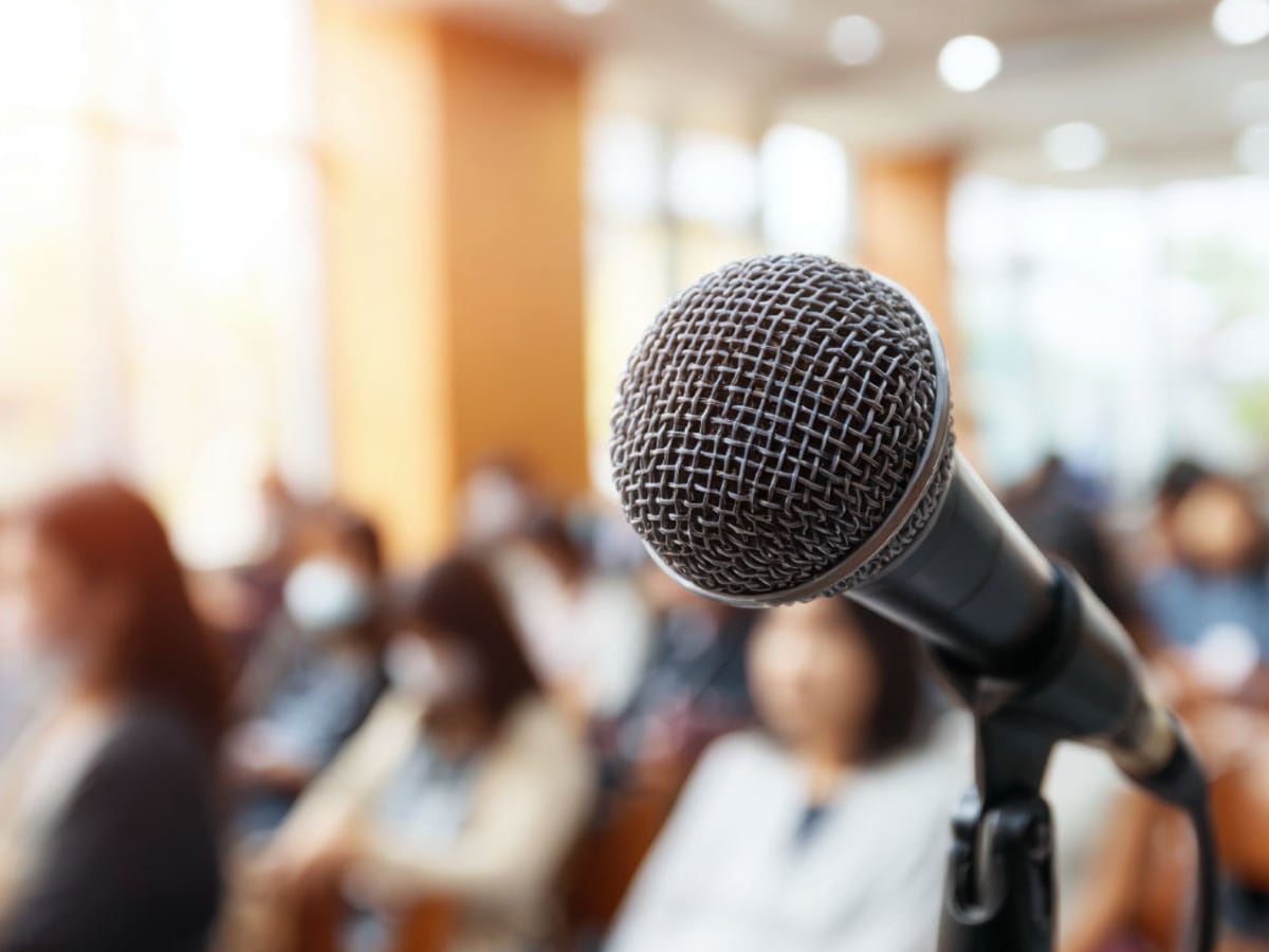 Micro dans une salle du conseil