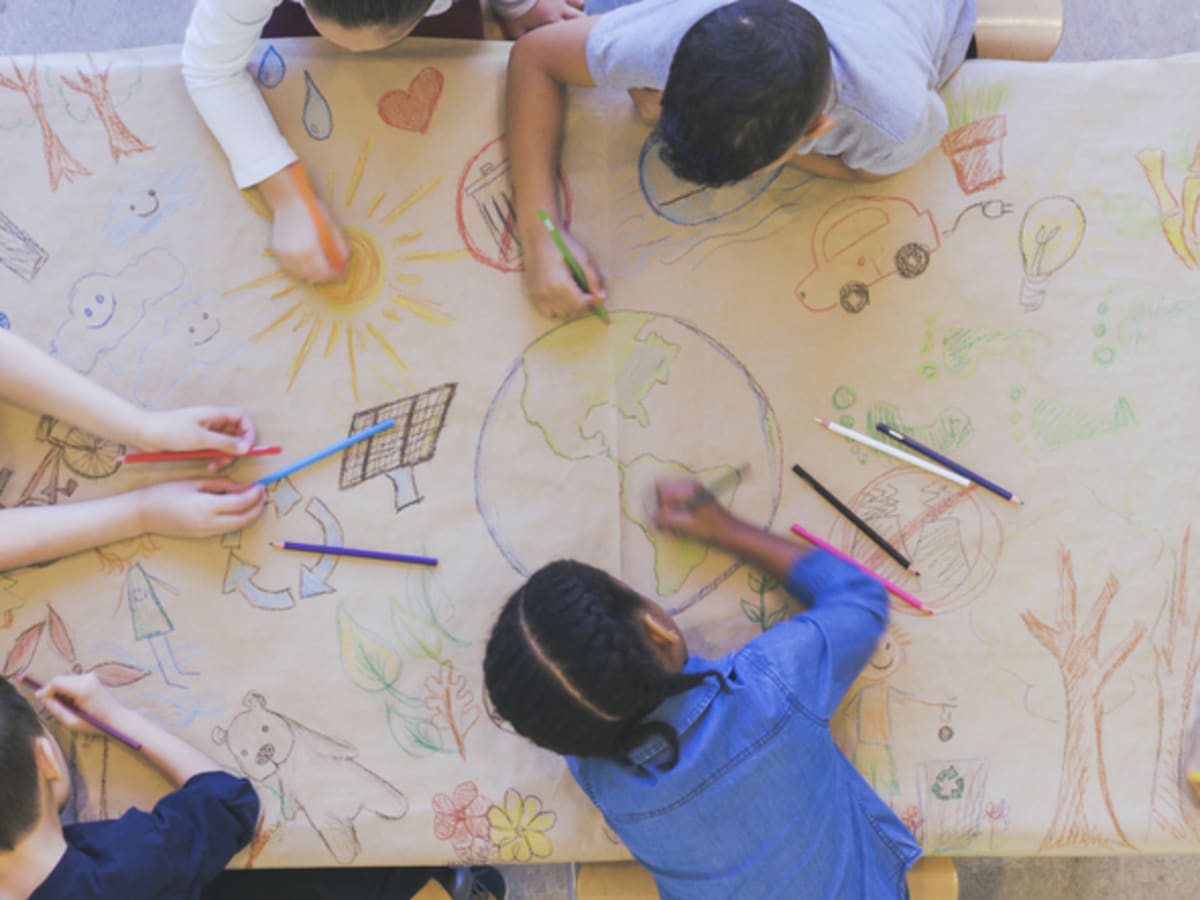 Des enfants dessinent