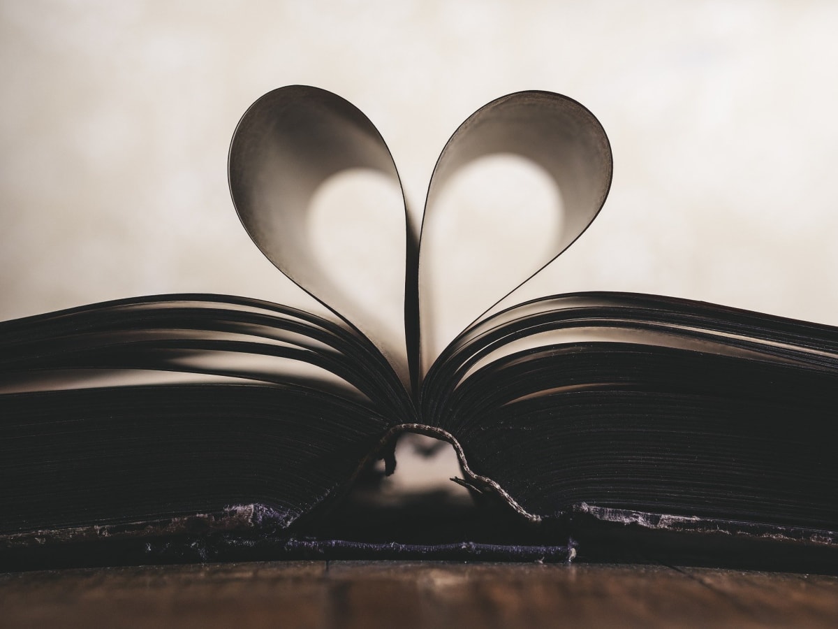 Page de livre ouvert en forme de coeur.