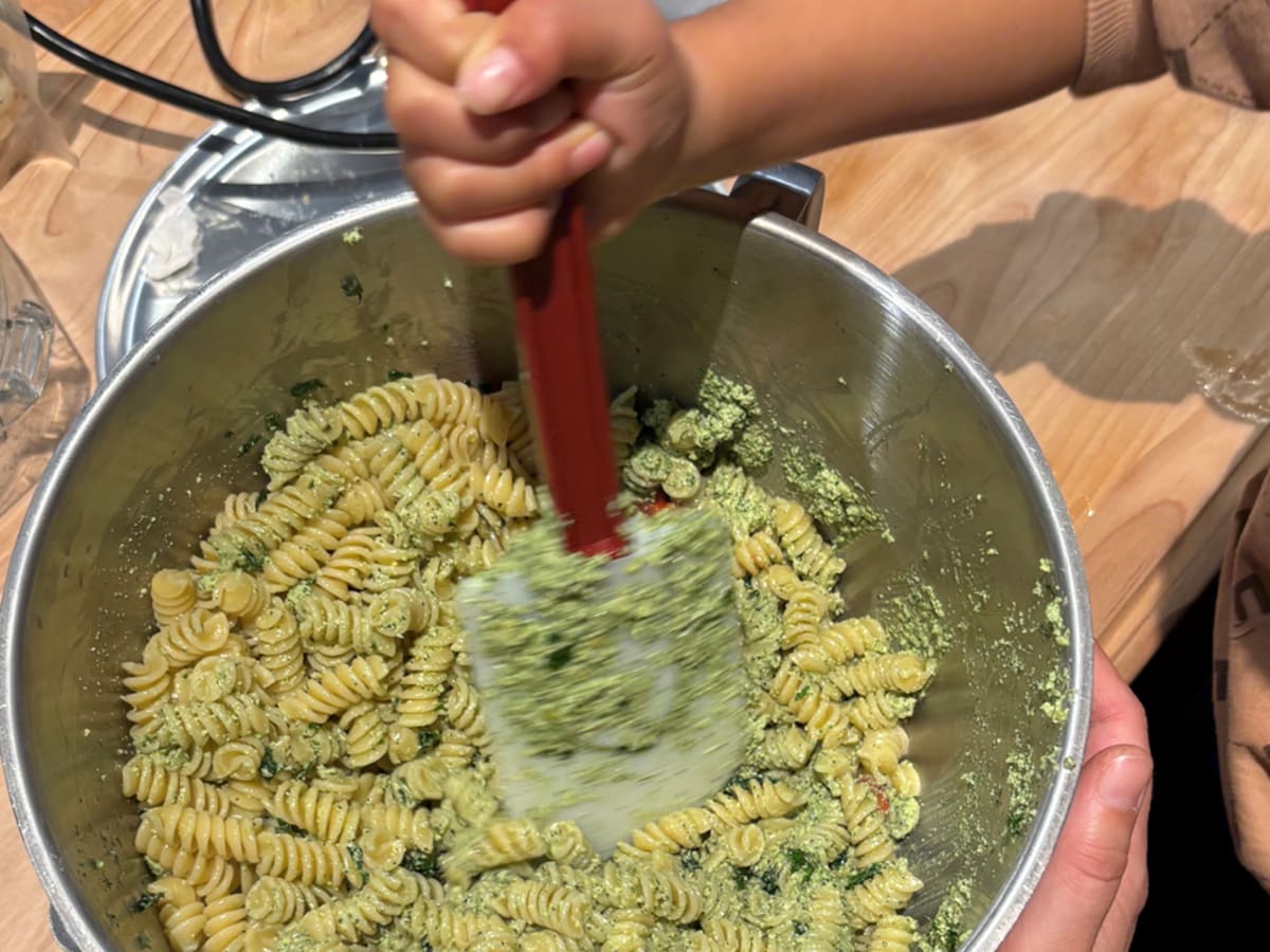 Photo d'un enfant qui cuisine