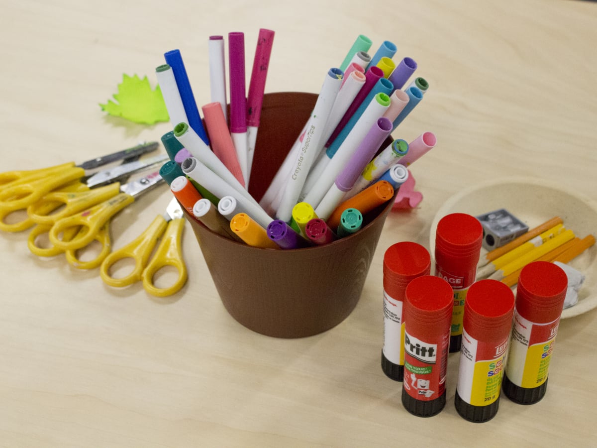 Ciseaux crayons et colles en bâton