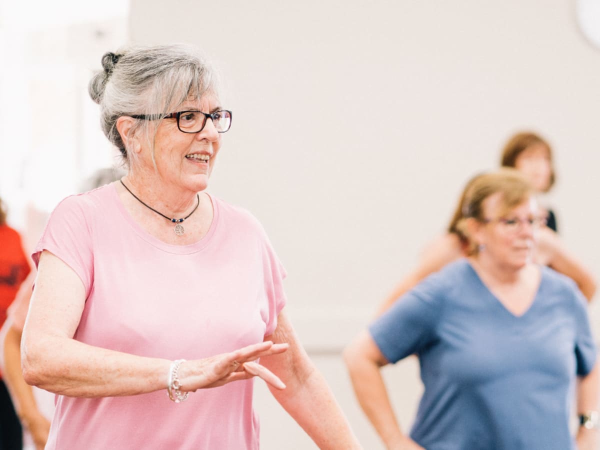 Photo de personnes aînées pratiquant une activité sportive