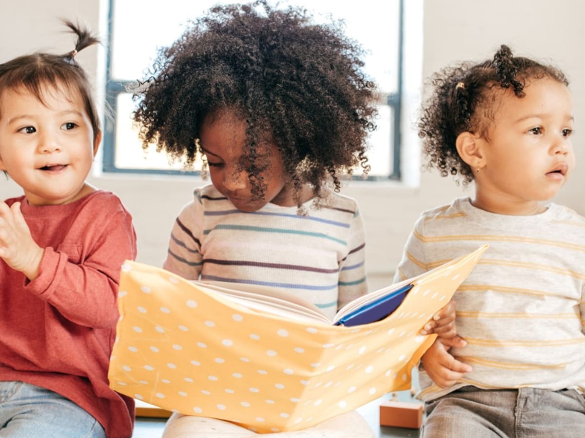 Enfants avec un livre.