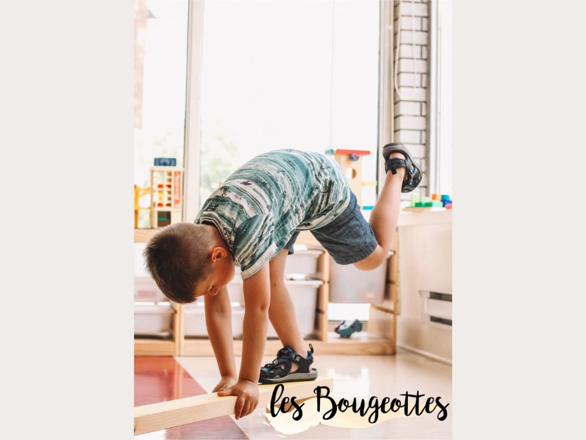 Un garçon qui fait de la gymnastique