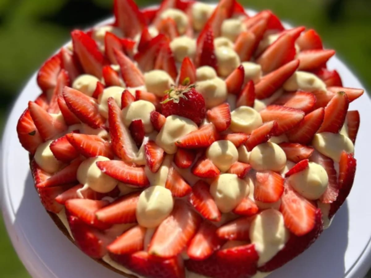 une tarte avec des fraises dessus