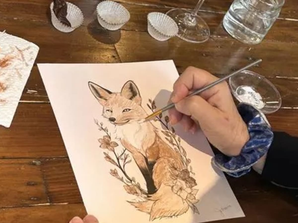 Peinture d'un renard à l'aide de godets remplis d'épices